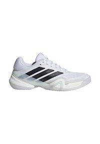 Biele športové topánky s hornou časťou z oka, čiernymi pruhovanými akcentmi, hrubou podrážkou a textúrovanými detailmi pre lepší úchop. Navrhnuté pre stabilitu a podporu.