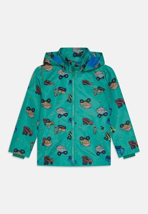 Chaqueta impermeable color azul verdoso con capucha y divertidos motivos de vehículos. Textura suave con cremallera frontal y puños elásticos.