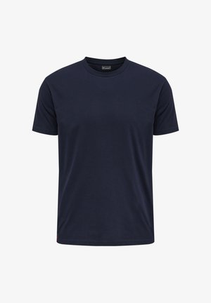 Granatowy t-shirt z krótkim rękawem i okrągłym dekoltem z małą czarną metką wewnątrz kołnierza na białym tle.