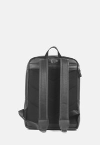 Sac à dos noir avec un design épuré, tissu texturé, dos rembourré et bretelles réglables. Comprend une fermeture éclair durable et un compartiment.