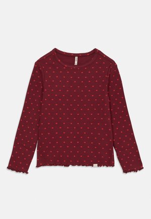 Camisa de manga larga color granate con tejido acanalado y pequeños patrones de corazones rojos, cuello redondo y detalles ondulados en los puños y el dobladillo.