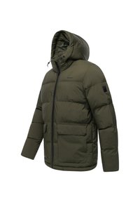 Giacca imbottita verde oliva con cappuccio, chiusura frontale con zip, due grandi tasche frontali e dettagli neri a contrasto.