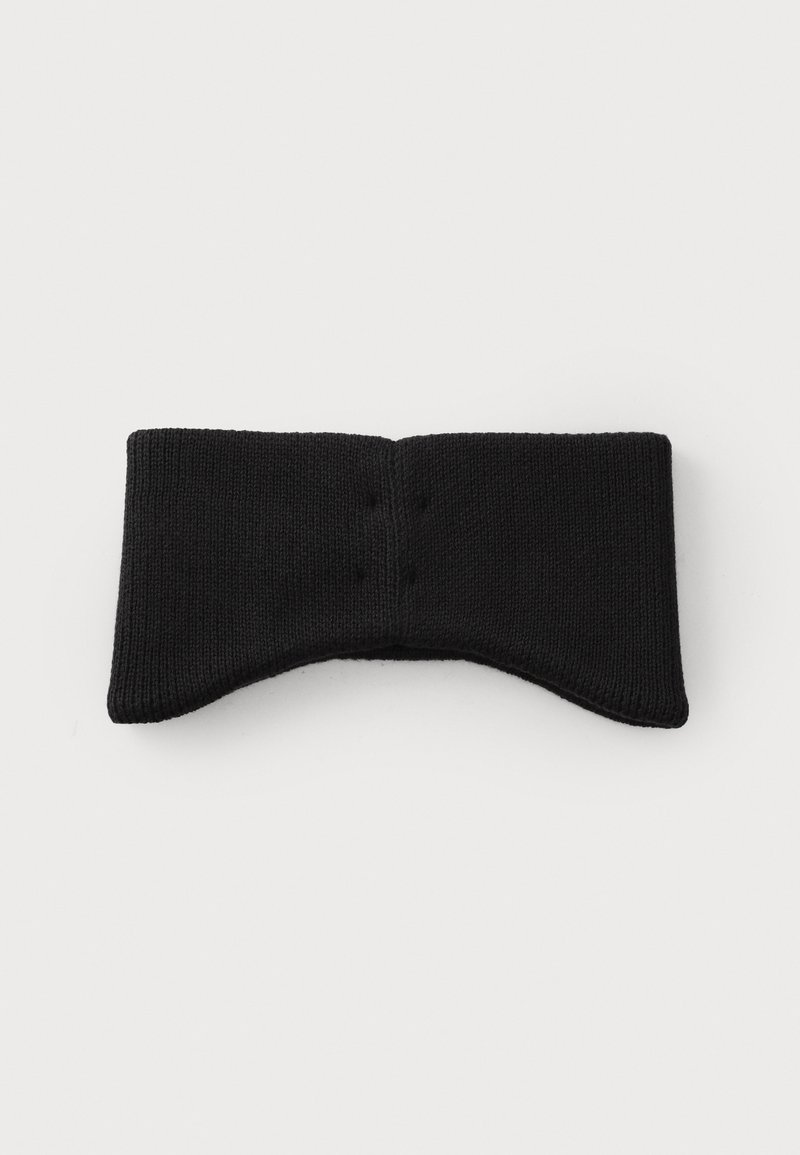 Le bandeau en tricot noir présente une texture lisse, un design large avec une forme courbée et des détails de couture subtils.