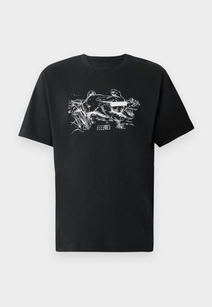 Juodas medvilninis marškinėlis su baltu grafinio spausdinimo dizainu, vaizduojančiu triušius ir augmeniją, trumpomis rankovėmis, apykakle suapvalinta forma, laisvas siluetas.