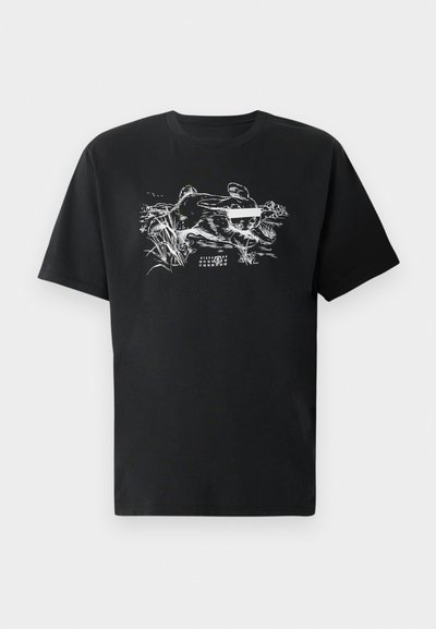 Μαύρο βαμβακερό μπλουζάκι με λευκή εκτύπωση γραφικών από κουνέλια και φυλλώματα, κοντά μανίκια, στρογγυλή λαιμόκοψη, χαλαρή εφαρμογή.