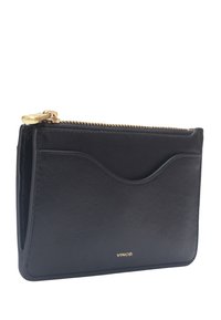 Portefeuille en cuir noir avec une fermeture éclair dorée et le logo "vince.", comportant un emplacement pour cartes en forme de vague sur un côté.