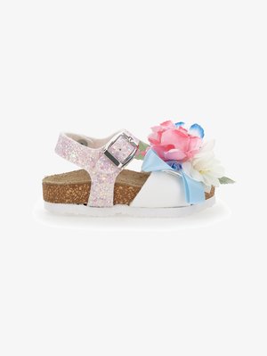 Fehér és rózsaszín csillogó gyerek szandál parafa talppal, ezüst csattal, valamint díszítő rózsaszín, fehér és kék szövetvirágokkal és kék masnival.