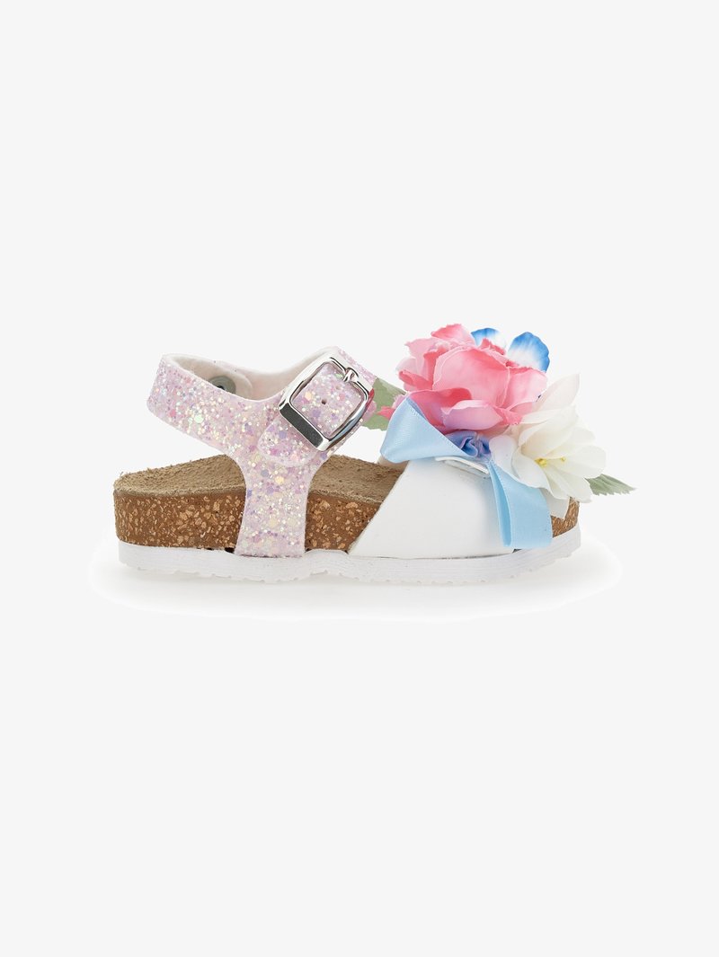 Παιδικό σανδάλι σε λευκό και ροζ με γκλίτερ, πάτο από φελλό, ασημένια αγκράφα και διακοσμητικά λουλούδια από ροζ, λευκό και μπλε ύφασμα με μπλε φιόγκο.
