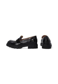 Zwarte loafers met een glanzende afwerking, voorzien van een verhoogd voorpaneel, dikke zool en decoratieve hardwaredetail aan de zijkant.