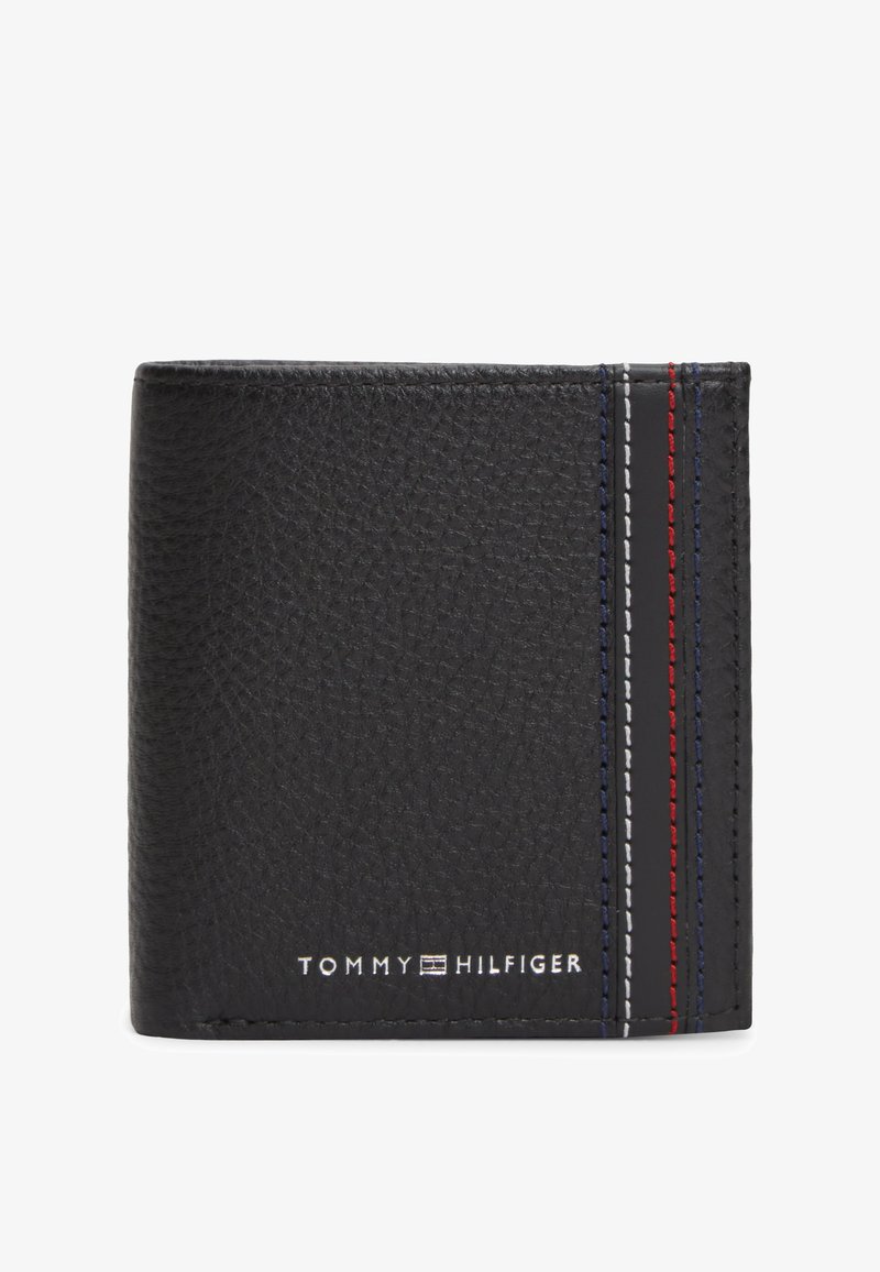 Μαύρο πορτοφόλι από δερματίνη με υφή, με κάθετες ραφές σε κόκκινο, λευκό και μπλε χρώμα και μικρό λευκό λογότυπο Tommy Hilfiger στο εμπρόσθιο μέρος.