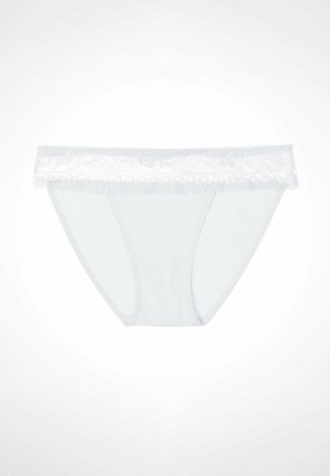 Białe majtki z miękkiego materiału, z koronkowym wykończeniem na pasku, charakteryzujące się gładką powierzchnią i klasycznym krojem fig.
