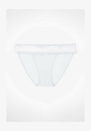 Białe majtki z miękkiego materiału, z koronkowym wykończeniem na pasku, charakteryzujące się gładką powierzchnią i klasycznym krojem fig.