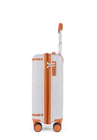 Maleta rígida en color blanco, con detalles en naranja, superficie texturizada, mango retráctil y cuatro ruedas dobles para mayor estabilidad.