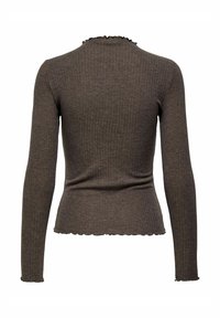 Haut marron à manches longues à côtes avec une silhouette ajustée. Doté d'un col et d'un ourlet festonnés, fabriqué à partir d'un matériau tricoté doux.