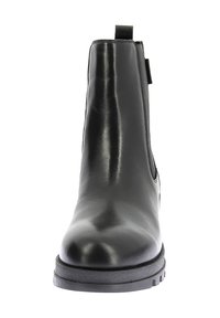 Stivaletto nero con tomaia in pelle liscia, pannelli laterali elastici, linguetta e suola in gomma testurizzata con tacco basso.