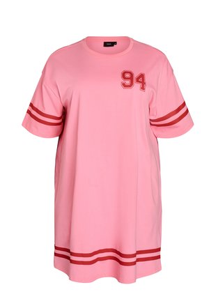 Roosa ülikerge suurusega T-särk-kleit, millel on punased topeltsirged varrukatel ja äärel ning punane number "94" rinnal.