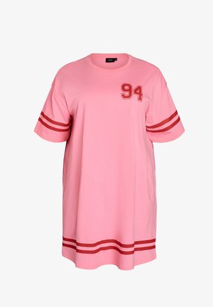 Różowa, oversize'owa sukienka typu T-shirt z podwójnymi czerwonymi paskami na rękawach i dole oraz czerwonym numerem "94" na piersi.
