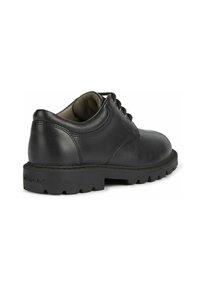Scarpa nera in pelle con lacci, punta tondeggiante, superficie texture, tacco rinforzato e suola in gomma robusta con motivi di battistrada distintivi.