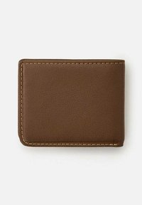 Billetera de cuero marrón, forma rectangular con una textura suave y costuras amarillas visibles a lo largo de los bordes. Diseño minimalista, sin marcas visibles.