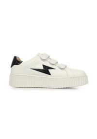 Sneaker bianche in pelle con un tallone nero texturizzato, cinturini a strappo regolabili in velcro e una suola piatta bianca rialzata con un motivo a coste.