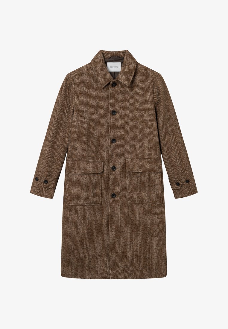 Manteau en chevrons marron avec un col, des boutons sur le devant, deux grandes poches et des poignets boutonnés. Réalisé en tissu texturé.