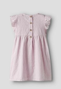 Robe rose clair avec des manches courtes à volants, en tissu texturé présentant des motifs floraux, et une fermeture à l'arrière avec trois boutons en bois.
