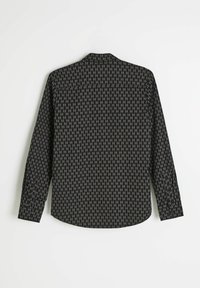 Czarna longsleeve koszula z szarym geometrycznym wzorem błyskawicy, z mankietami na guziki, pokazana z tyłu na białym tle.