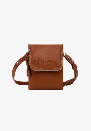 Ruda dirbtinė odinė kuprinė su uždengimu, įspaustu "Desigual" logotipu, reguliuojamu diržu, sidabro spalvos aksesuarais ir užtrauktuku. Kompaktiška, stačiakampio formos.