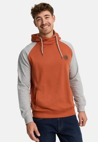 Hoody met een oranje lichaam en grijze mouwen, voorzien van een voorzak, trekkoord en logodetail op de borst. Zachte textuur.