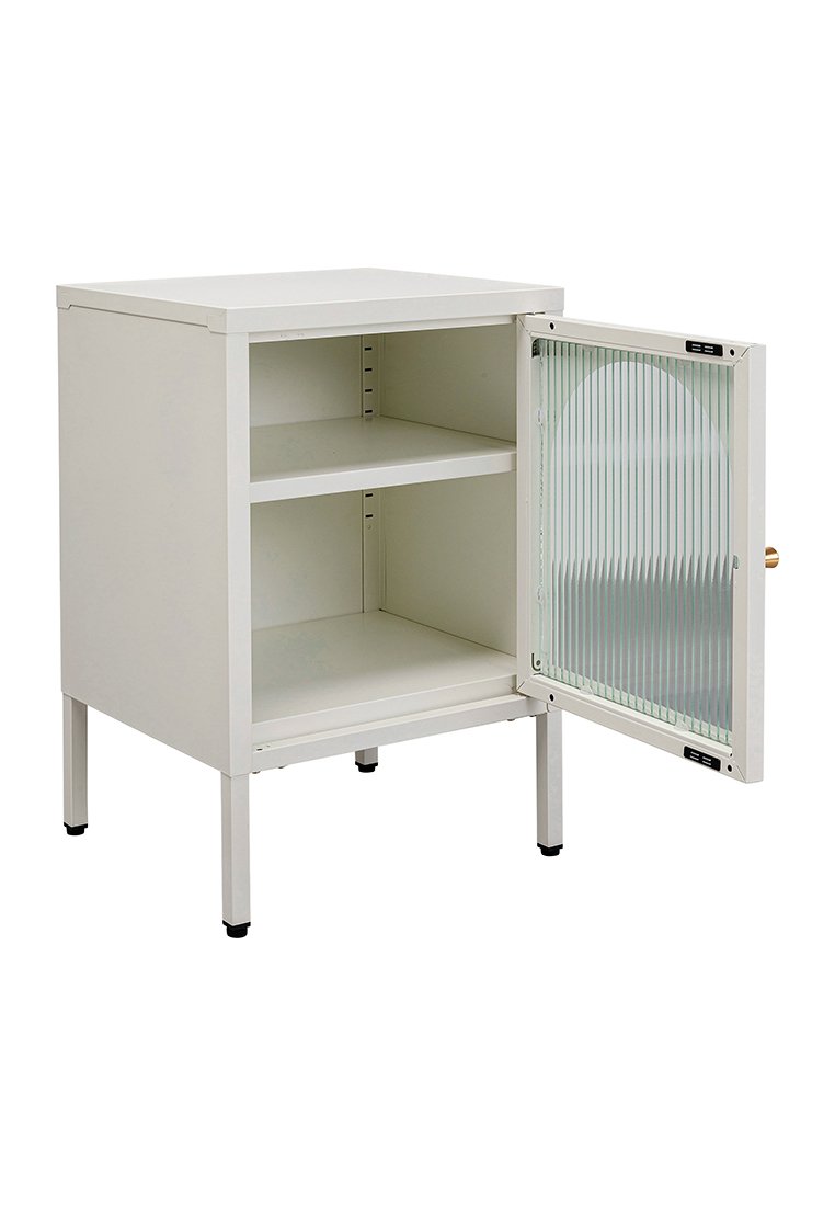 Weißer Schrank mit zwei Regalen und einer transparenten, geriffelten Glastür. Metallbeine mit verstellbaren Füßen. Einfaches, rechteckiges Design.