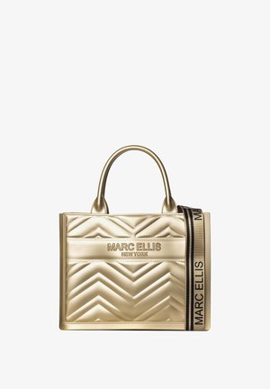 Goldene, gesteppten Handtasche mit Zickzackmuster, ausgestattet mit zwei runden Griffen und einem schwarzen Schulterriemen mit dem Text "MARC ELLIS NEW YORK."