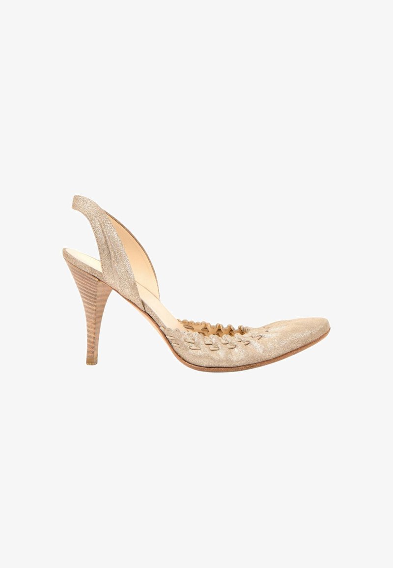Chaussure beige à talon haut avec bride arrière, talon empilé en bois et détails tissés sur la zone des orteils.