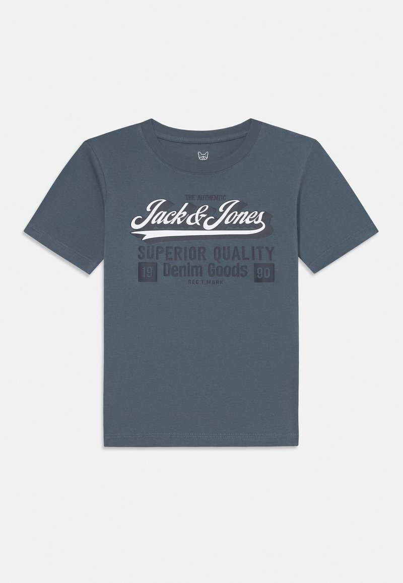 T-shirt en coton bleu à manches courtes et col rond. Présente un graphisme en texte blanc avec le nom de la marque et "Qualité Supérieure" en imprimé foncé.