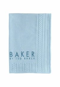 Šviesiai mėlynas pledas su pintomis detalėmis ir įspaustu tekstu „BAKER BY TED BAKER“ kontrastingoje spalvoje. Minkšta tekstūra.