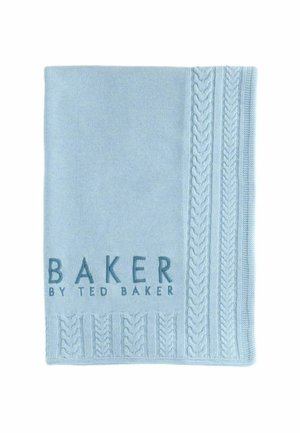 Jasnoniebieski koc z wzorem w warkocze i tłoczonym napisem "BAKER BY TED BAKER" w kontrastowym kolorze. Miękka tekstura.