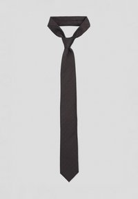 Czarny muszka wykonana z gładkiej, błyszczącej tkaniny. Posiada spiczasty koniec oraz węzeł na górze z delikatnym, teksturowanym wzorem na całej powierzchni.