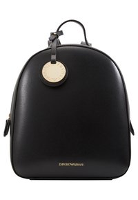 Mochila de cuero negro con forma redondeada, que presenta una etiqueta de logo dorada y letras doradas en la parte frontal. Cierre de cremallera y bolsillos laterales.