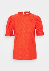 Top in pizzo rosso con maniche corte a sbuffo, scollo alto e motivo floreale. Presenta un dettaglio a chiave sul retro e bordi delle maniche arricciati.