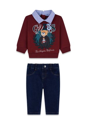 Kinderoutfit mit einem bordeauxfarbenen Langarmshirt mit blauem Kragen und Bärengrafik, kombiniert mit dunkelblauen Jeanshosen.