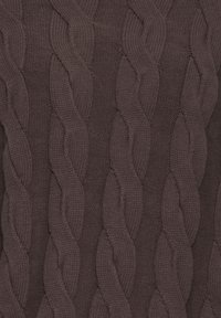 Gros plan sur un tissu tricoté marron foncé avec des motifs de câbles tressés épais disposés verticalement.