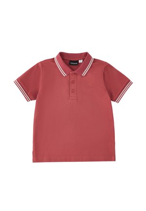 Polo de manga corta color rosa polvoriento con doble rayas blancas en el cuello y los puños de las mangas, tapeta de tres botones y una pequeña "S" bordada en el pecho.