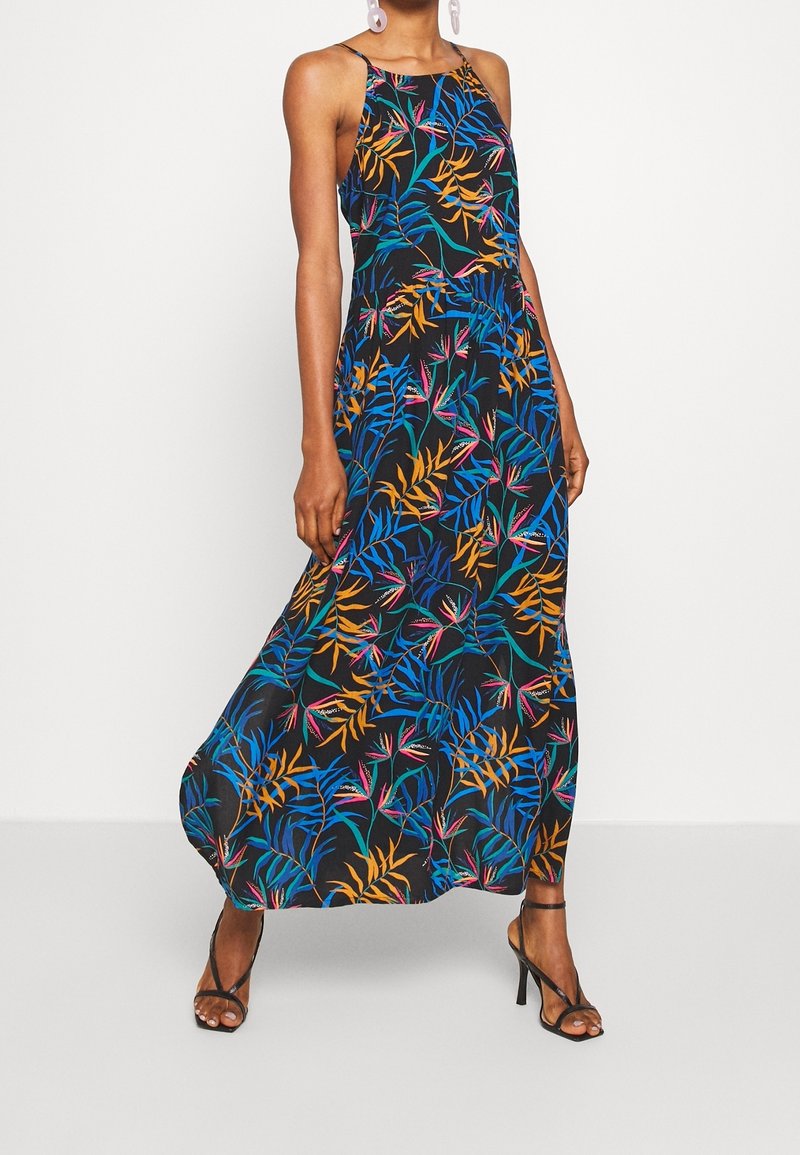 Maxiklänning med svart bakgrund, prydd med färgglada blommönster i blått, orange och rosa. Justerbara axelremmar och en lös passform.