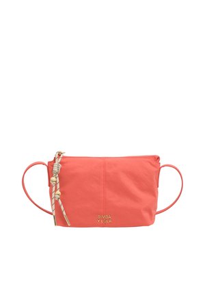 Bolso bandolera rosa coral con correas delgadas, cordón decorativo anudado y cuentas en el lado izquierdo, logo dorado "Bimba Y Lola" en la parte inferior central.