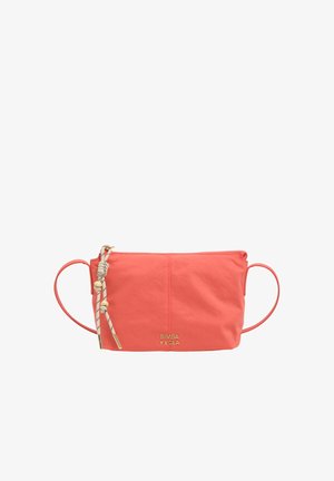 Bolso bandolera rosa coral con correas delgadas, cordón decorativo anudado y cuentas en el lado izquierdo, logo dorado "Bimba Y Lola" en la parte inferior central.