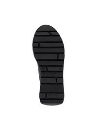 Semelle de chaussure en caoutchouc noir avec surface texturée. Présente des rainures horizontales et verticales pour l'adhérence. Bout arrondi et talon renforcé.
