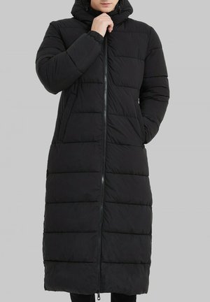 Manteau long noir rembourré avec capuche, fermeture éclair à l'avant et poches latérales. Design de type doudoune texturé avec des sections matelassées horizontales.