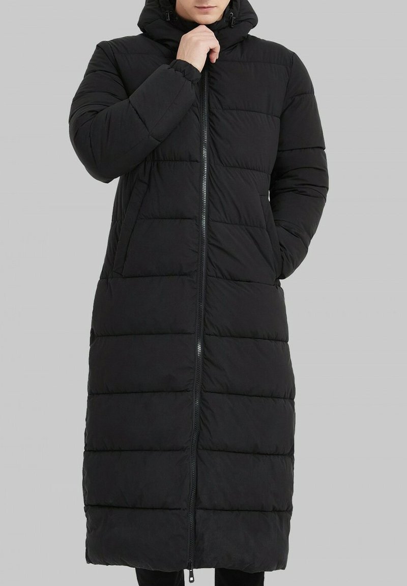 Manteau long noir rembourré avec capuche, fermeture éclair à l'avant et poches latérales. Design de type doudoune texturé avec des sections matelassées horizontales.