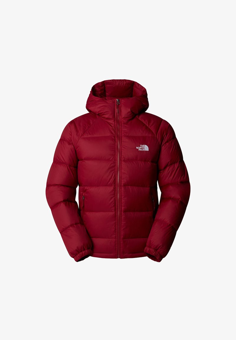 Rote isolierte Jacke mit Kapuze, mit gesteppter Optik, seitlichen Taschen und einem Reißverschluss vorne. Logo auf der linken Brustseite.