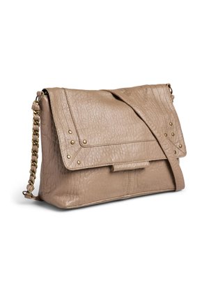 Sac à bandoulière en cuir texturé taupe avec rabat pliant et bandoulière à chaînette en laiton antique, présenté sur un fond blanc.