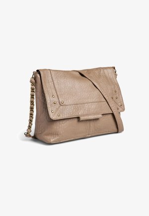 Sac à bandoulière en cuir texturé taupe avec rabat pliant et bandoulière à chaînette en laiton antique, présenté sur un fond blanc.